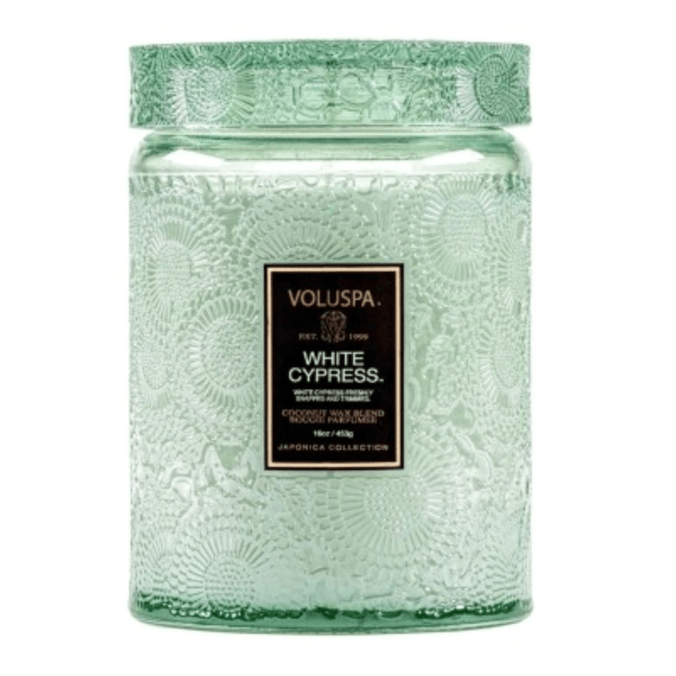 Vela Pote Vidro G 100H Tampa Vidro Relevo White Cypress - Voluspa Vela Pote Vidro G 100H Tampa Vidro Relevo White Cypress - Voluspa